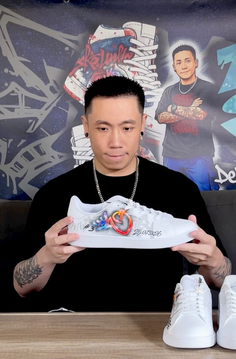 Steven mit einem handbemalten Custom Sneaker