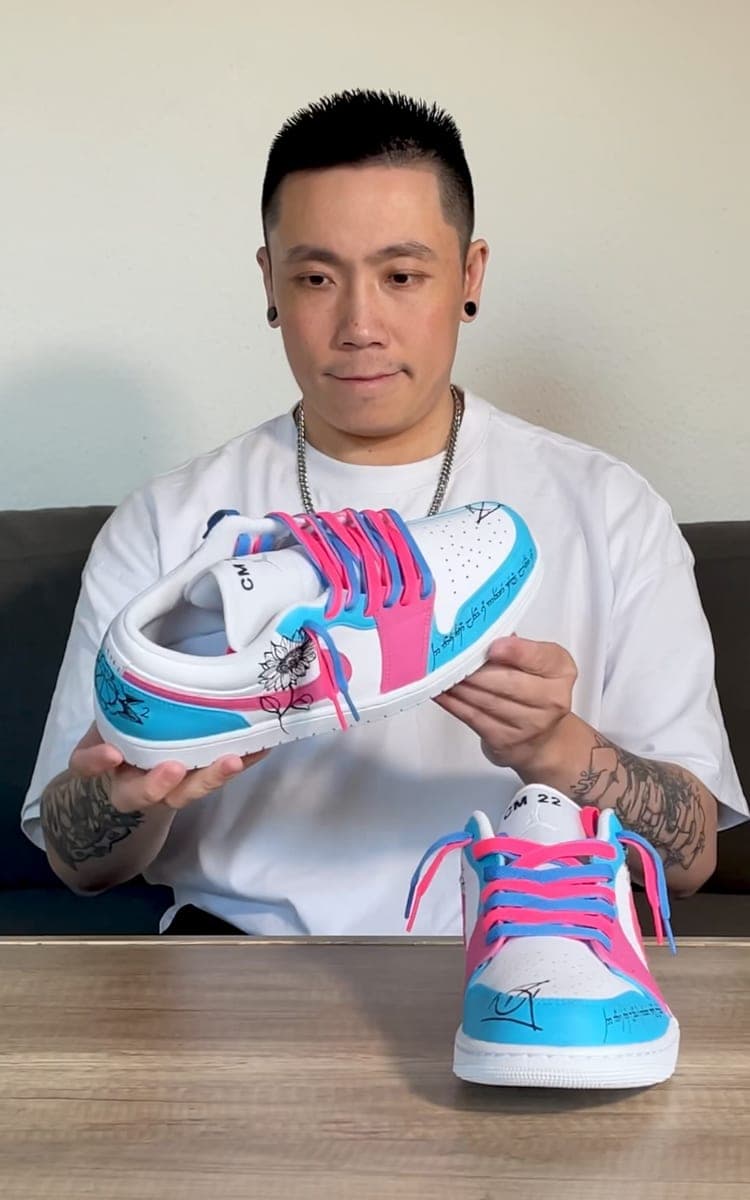 Steven mit einem farbigen Custom Sneaker Paar