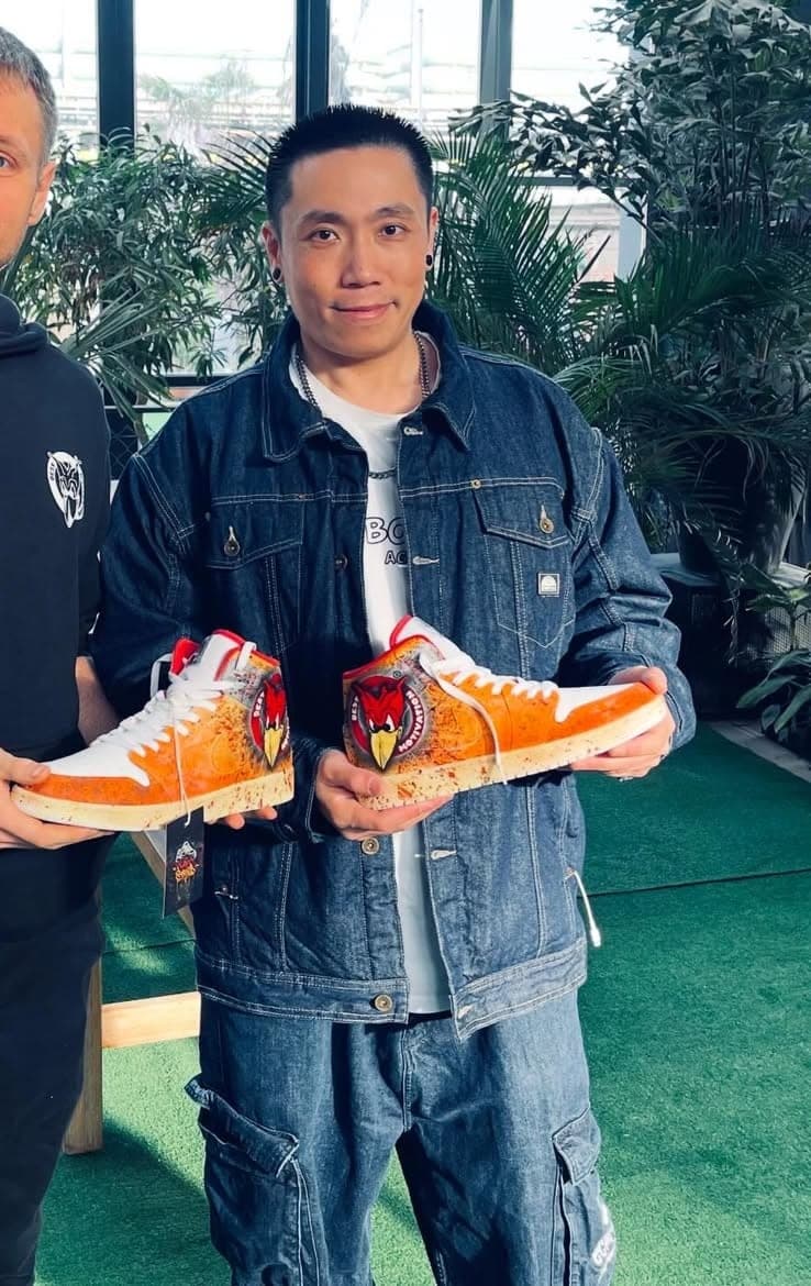 Steven mit einem fertigen Paar Custom Sneakers