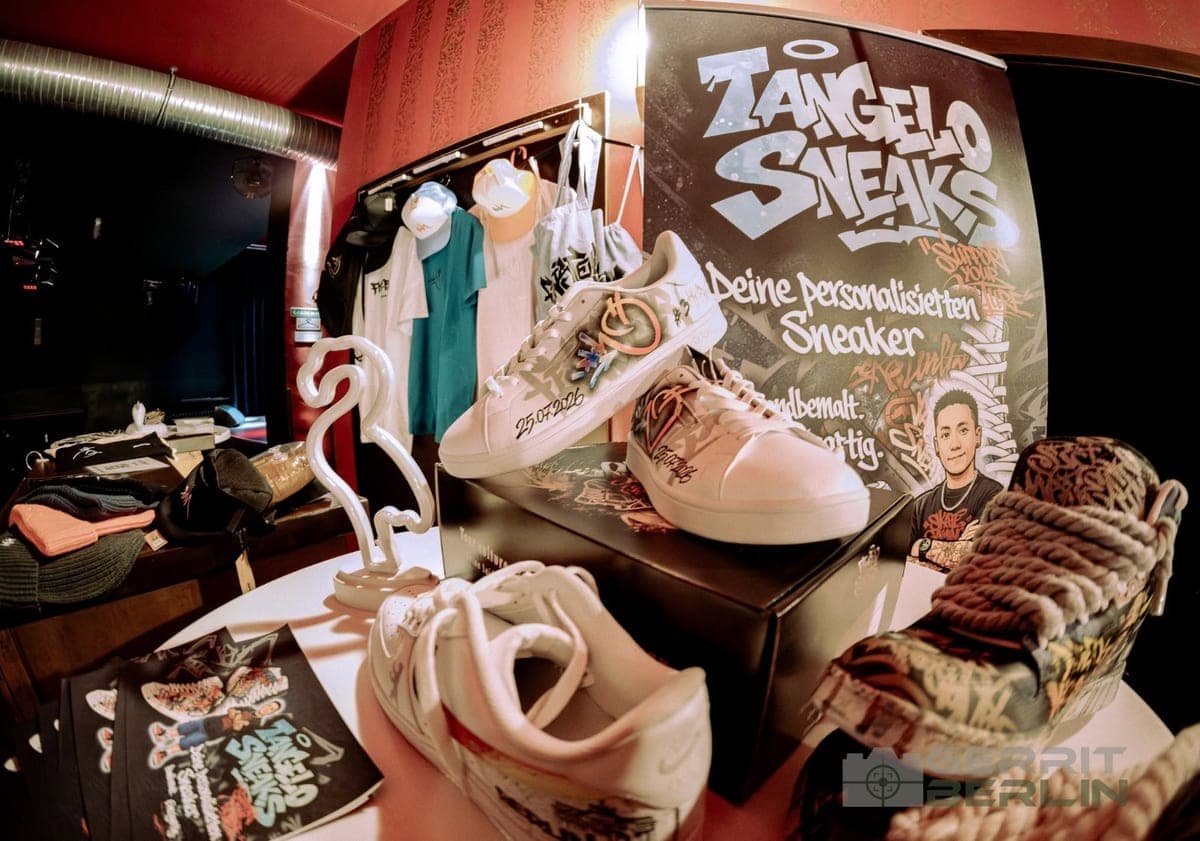 Ausstellungstisch mit mehreren Custom Sneakers