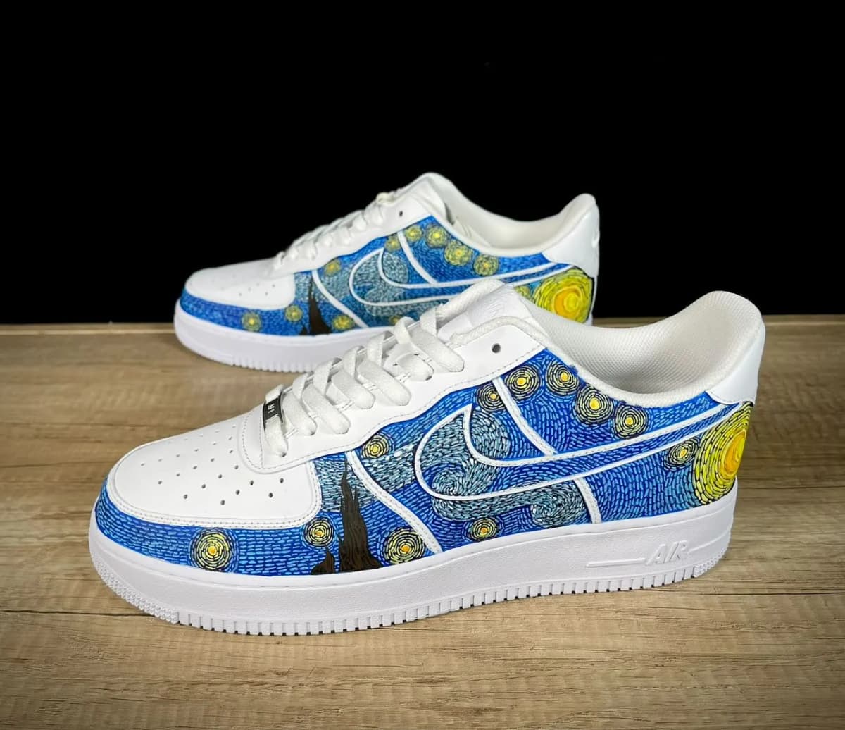 Sneakers im Van-Gogh-inspirierten Stil handbemalt